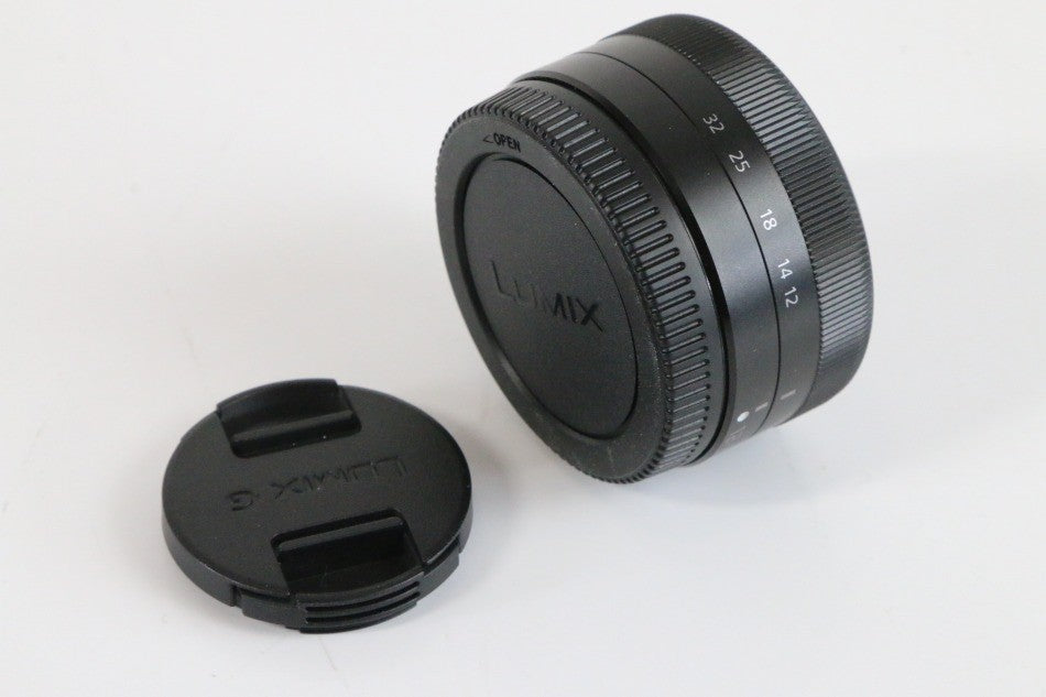 パナソニック 標準ズームレンズ マイクロフォーサーズ用 ルミックス G VARIO 12-32mm/F3.5-5.6 ASPH./MEGA O.I.S. ブラック H-FS12032-K　【中古品】