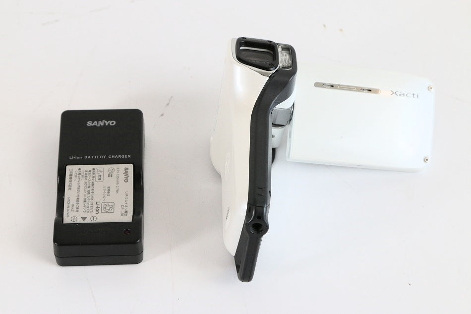 SANYO 防水型デジタルムービーカメラ Xacti (ザクティ) シリーズ (シェルホワイト) DMX-CA65(W)　【中古品】